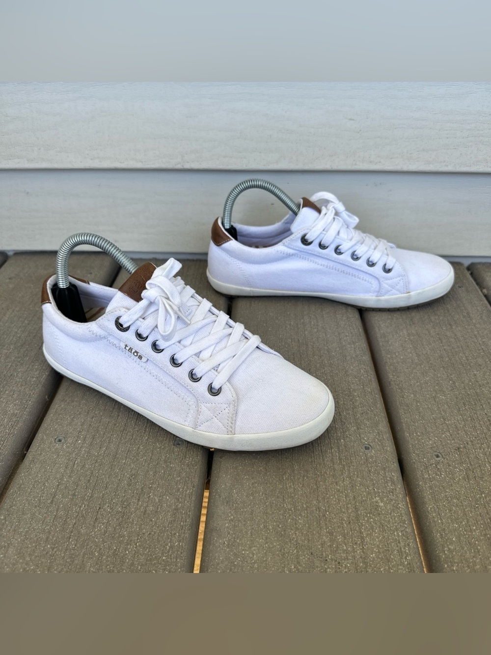 Taos Womens Star Burst Sneakers Size 8.5 White Canvas Lace Up Shoes Arch Support